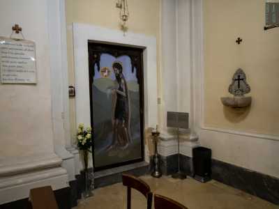 Non � per� l�unica chicca �tecnologica� che caratterizza il luogo. Ad esempio a sinistra del portone d�ingresso, quello che sembra un normale dipinto di San Giovanni Battista...